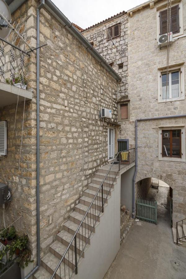 Apartment Filomena In The Center Komiža Exterior foto